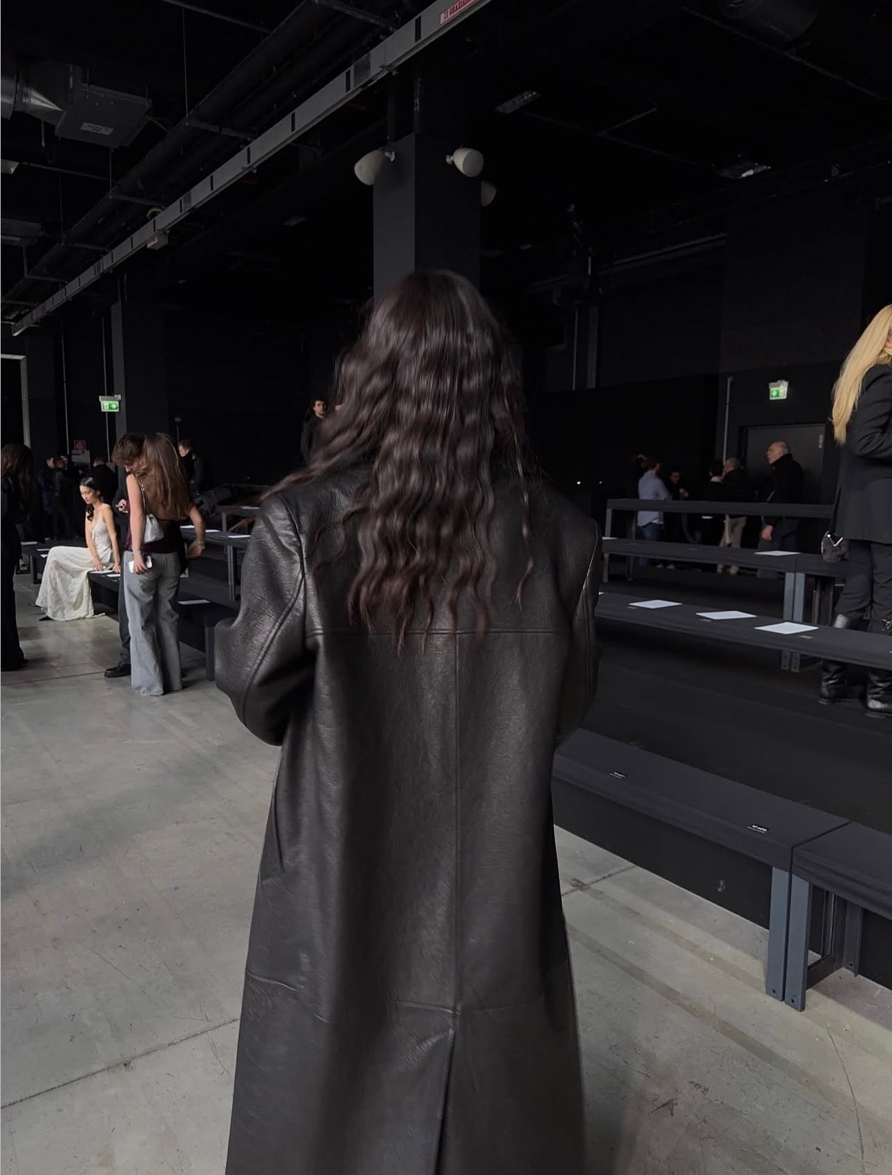 AMOUR noir straight coat in black