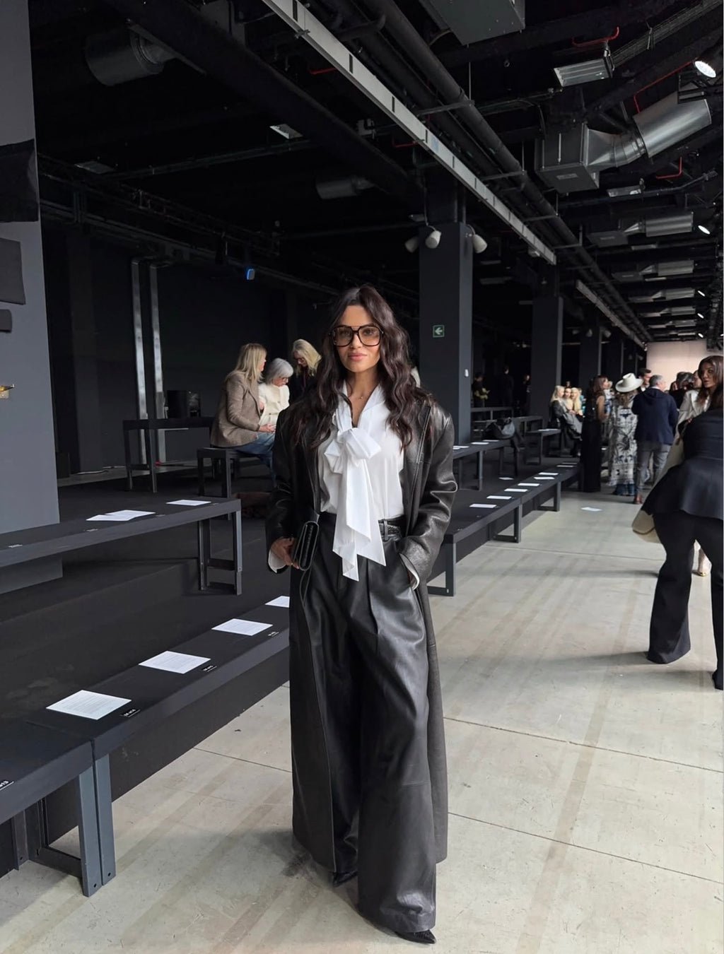 AMOUR noir straight coat in black
