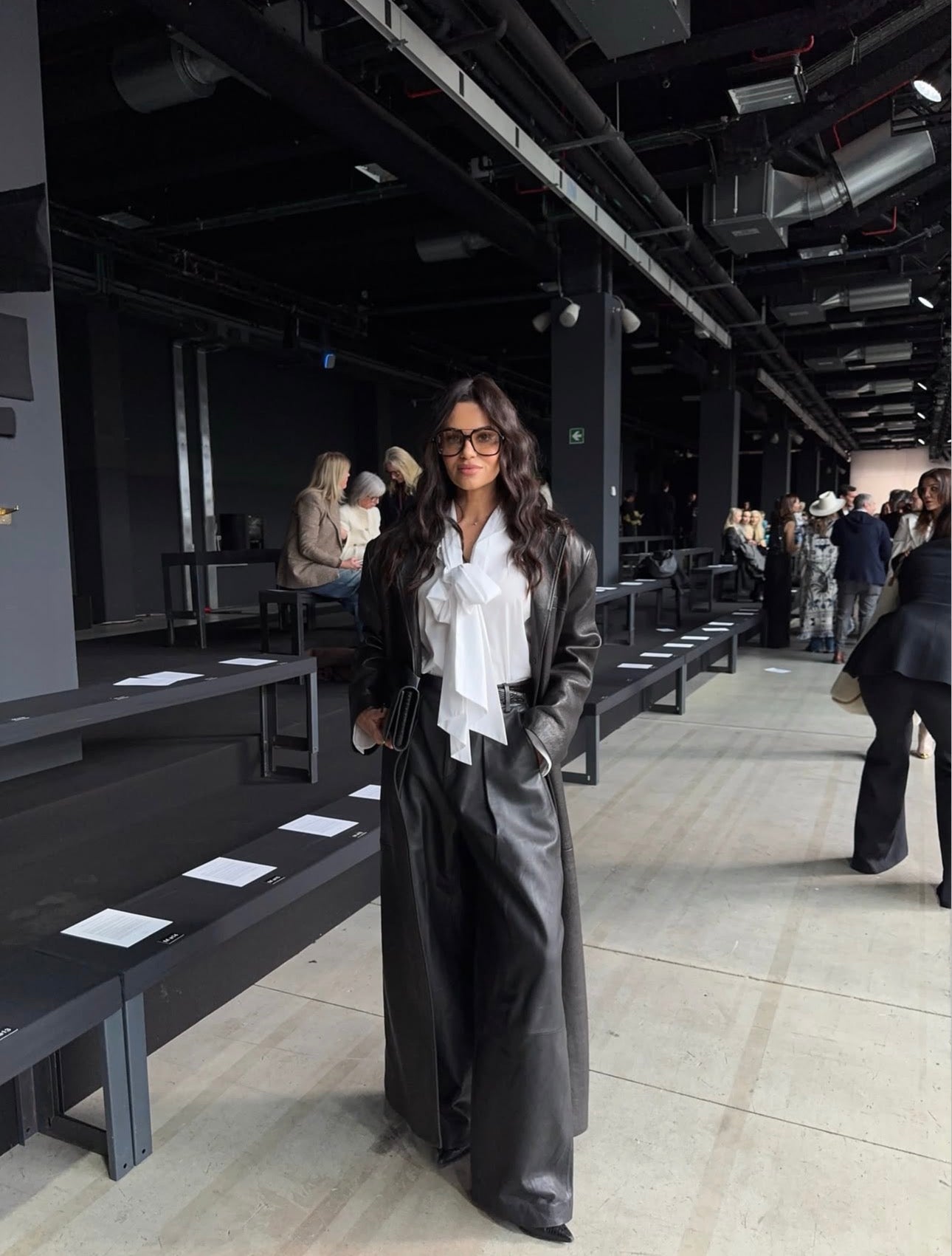AMOUR noir straight coat in black
