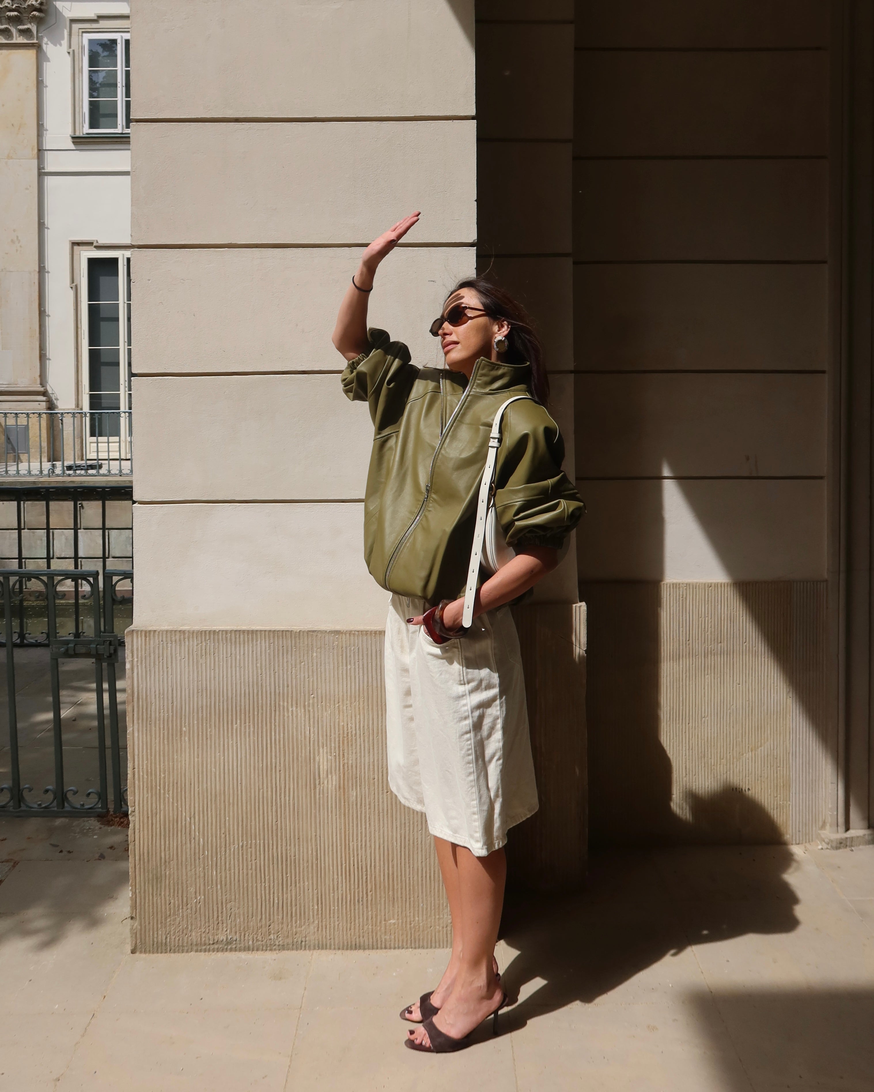 CALME SYMPLE Oversized-Bomberjacke mit Kragen aus Olivenleder