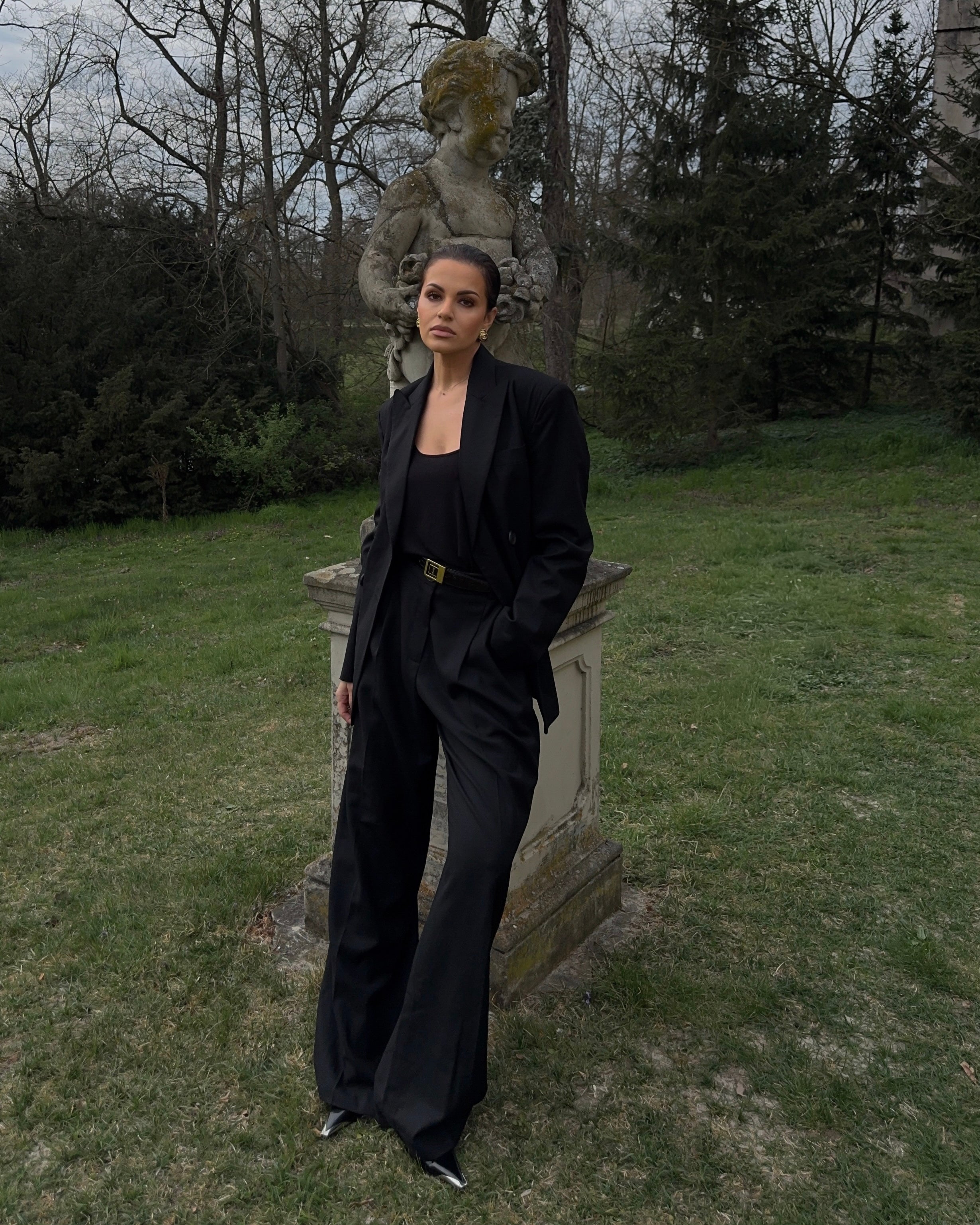 AIMABLE hourglass blazer in black wool