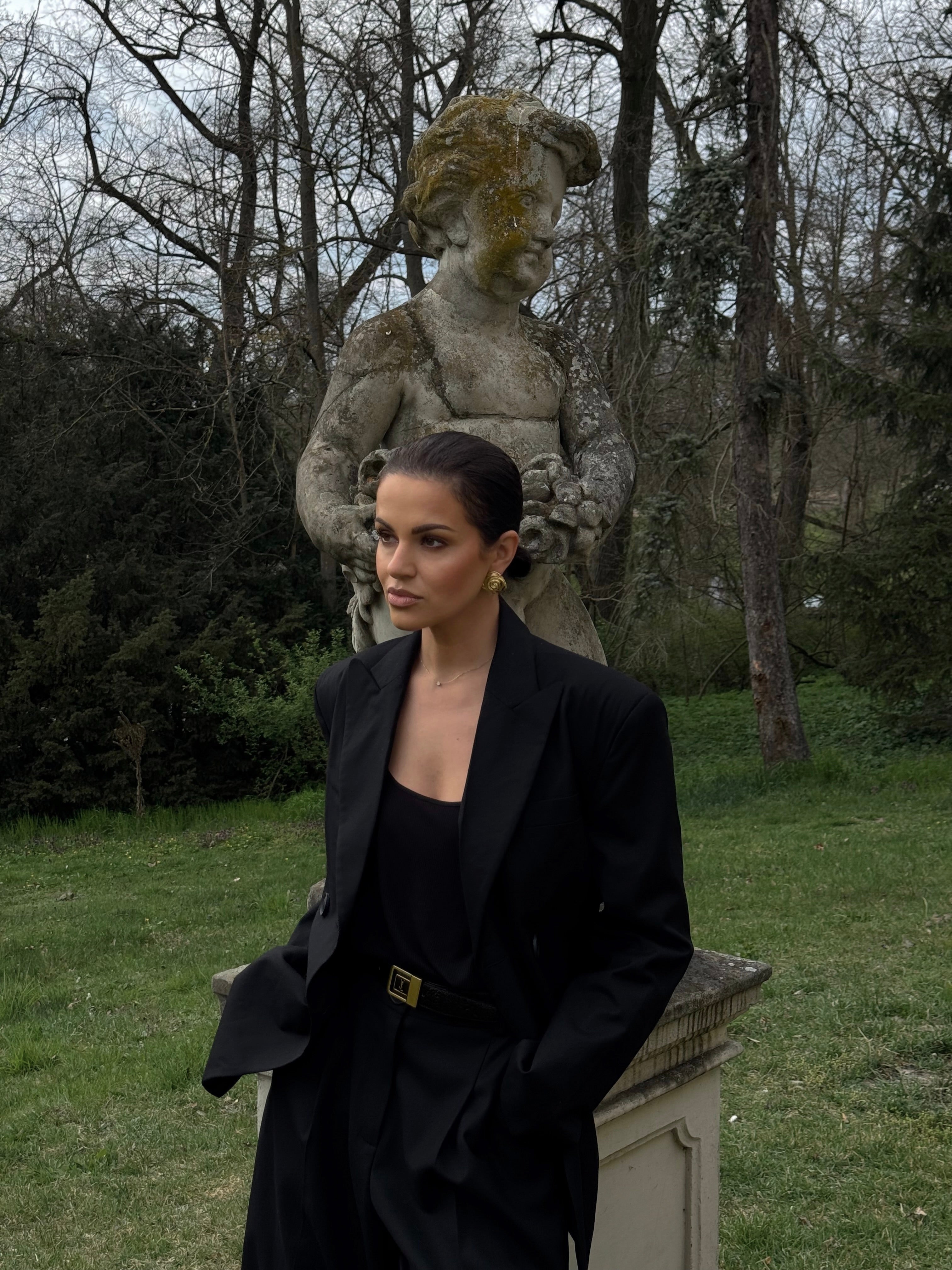 AIMABLE hourglass blazer in black wool