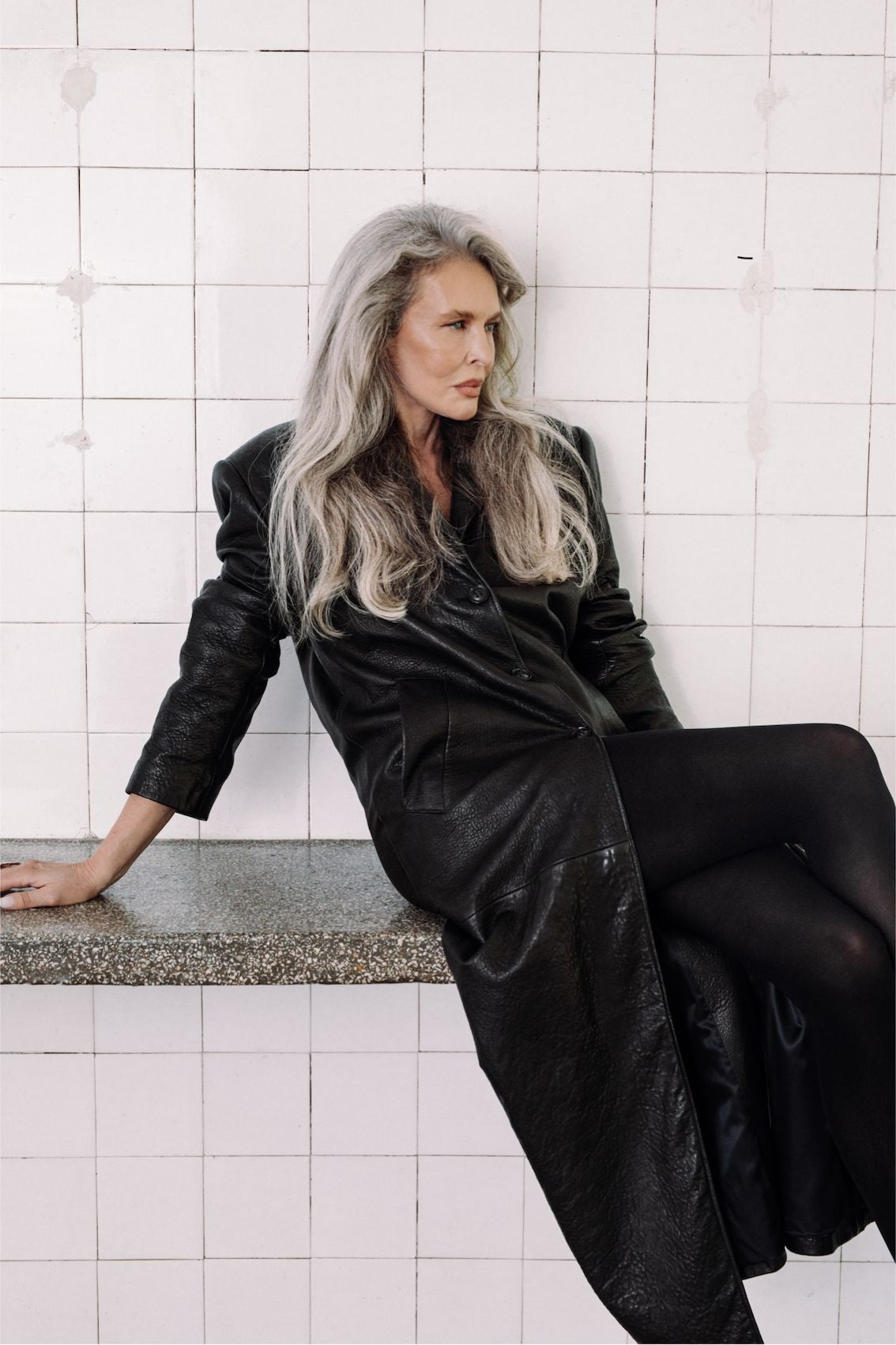 AMOUR noir straight coat in black