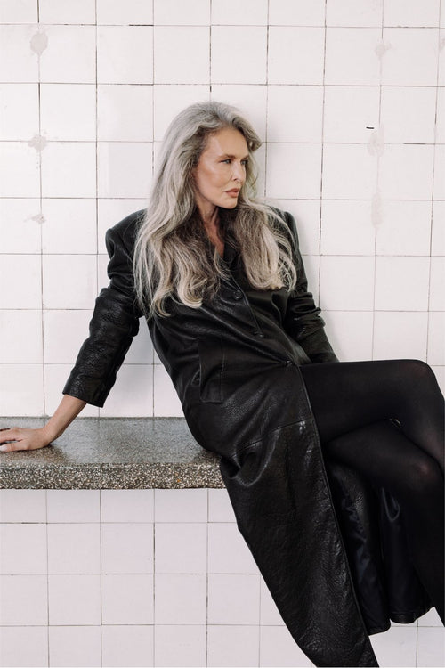AMOUR noir straight coat in black