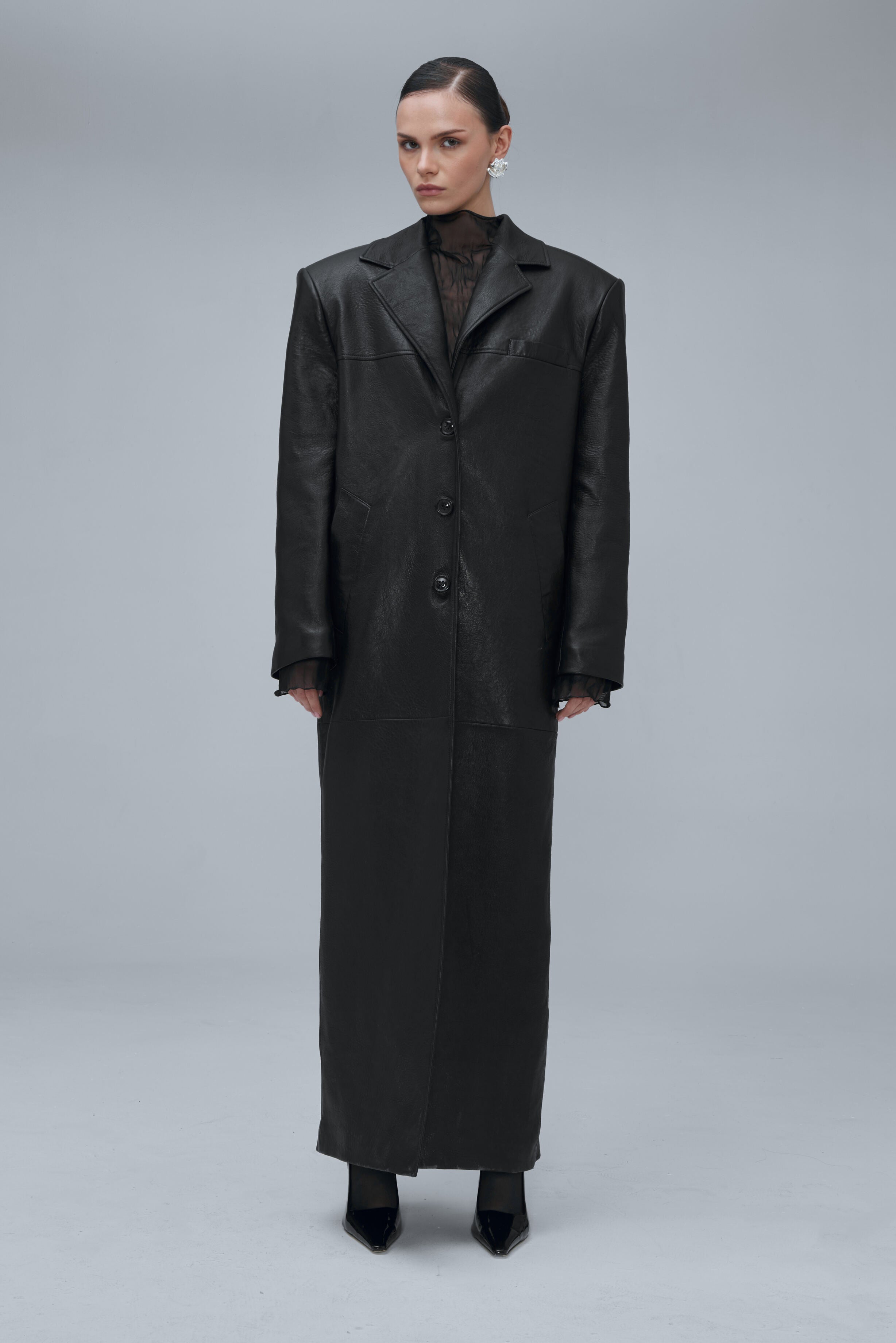 AMOUR noir straight coat in black