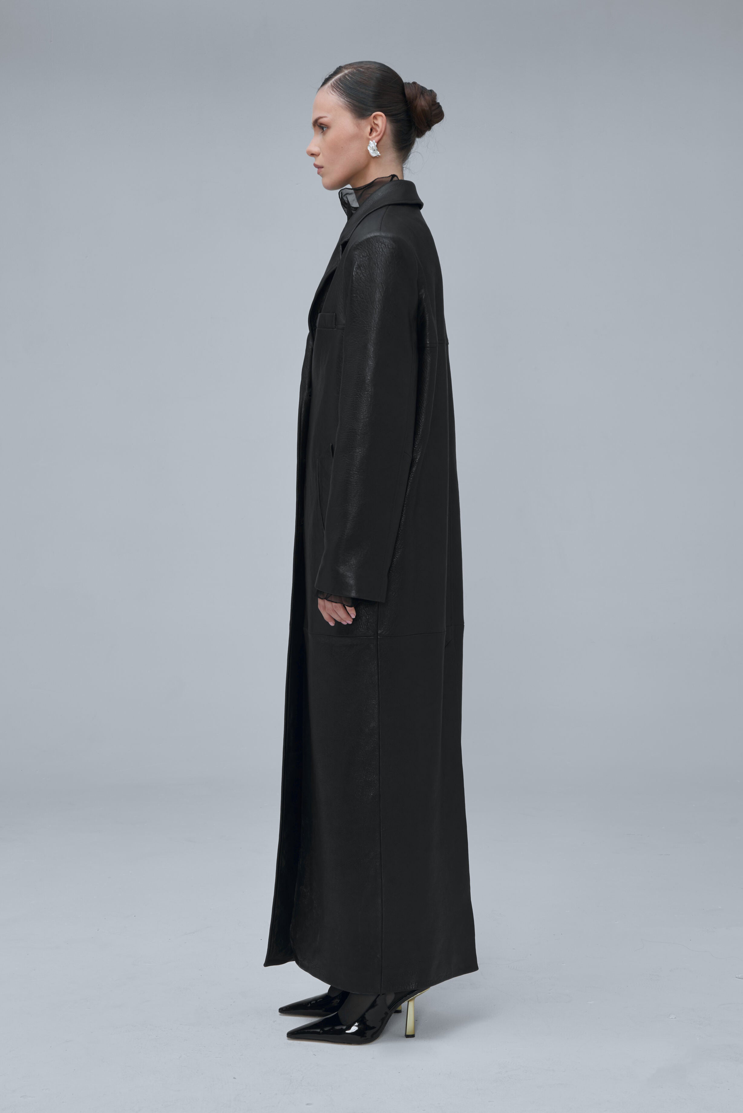 AMOUR noir straight coat in black