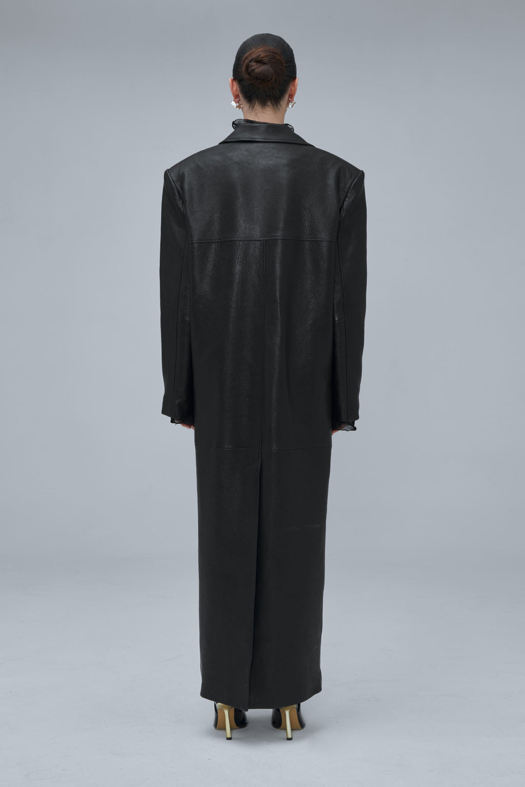 AMOUR noir straight coat in black