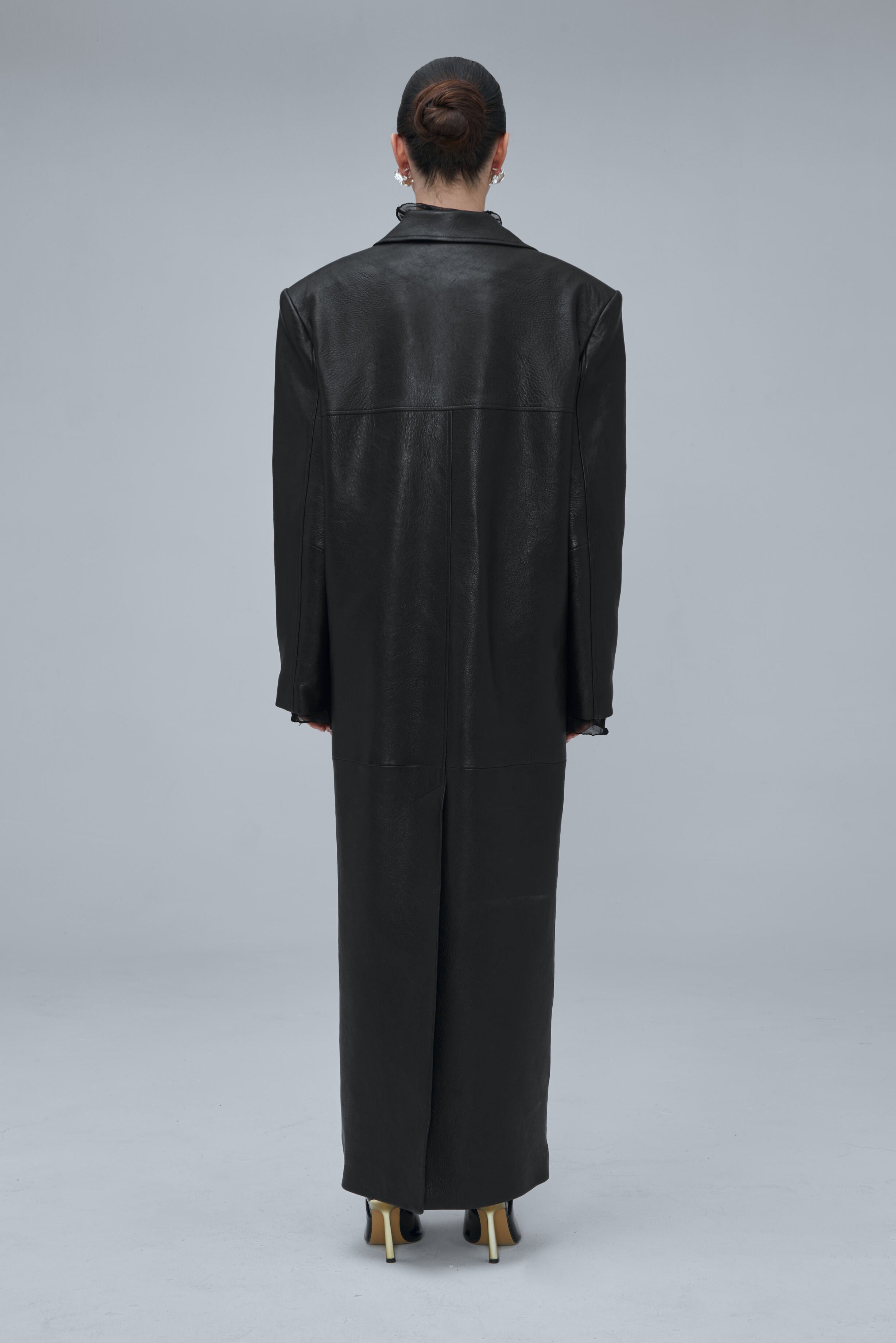 AMOUR noir straight coat in black